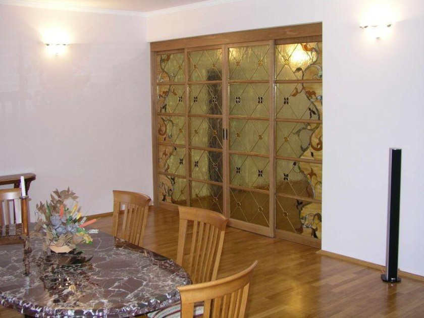 Перегородка для гостиной с цветным стеклом и декоративными вставками Энгельс