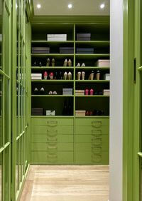 Г-образная гардеробная комната в зеленом цвете Энгельс