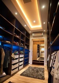Большая открытая гардеробная комната с комбинированным наполнением Энгельс
