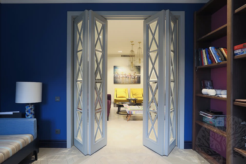 Двери гармошка  для гостиной со стеклами с разделителями Энгельс