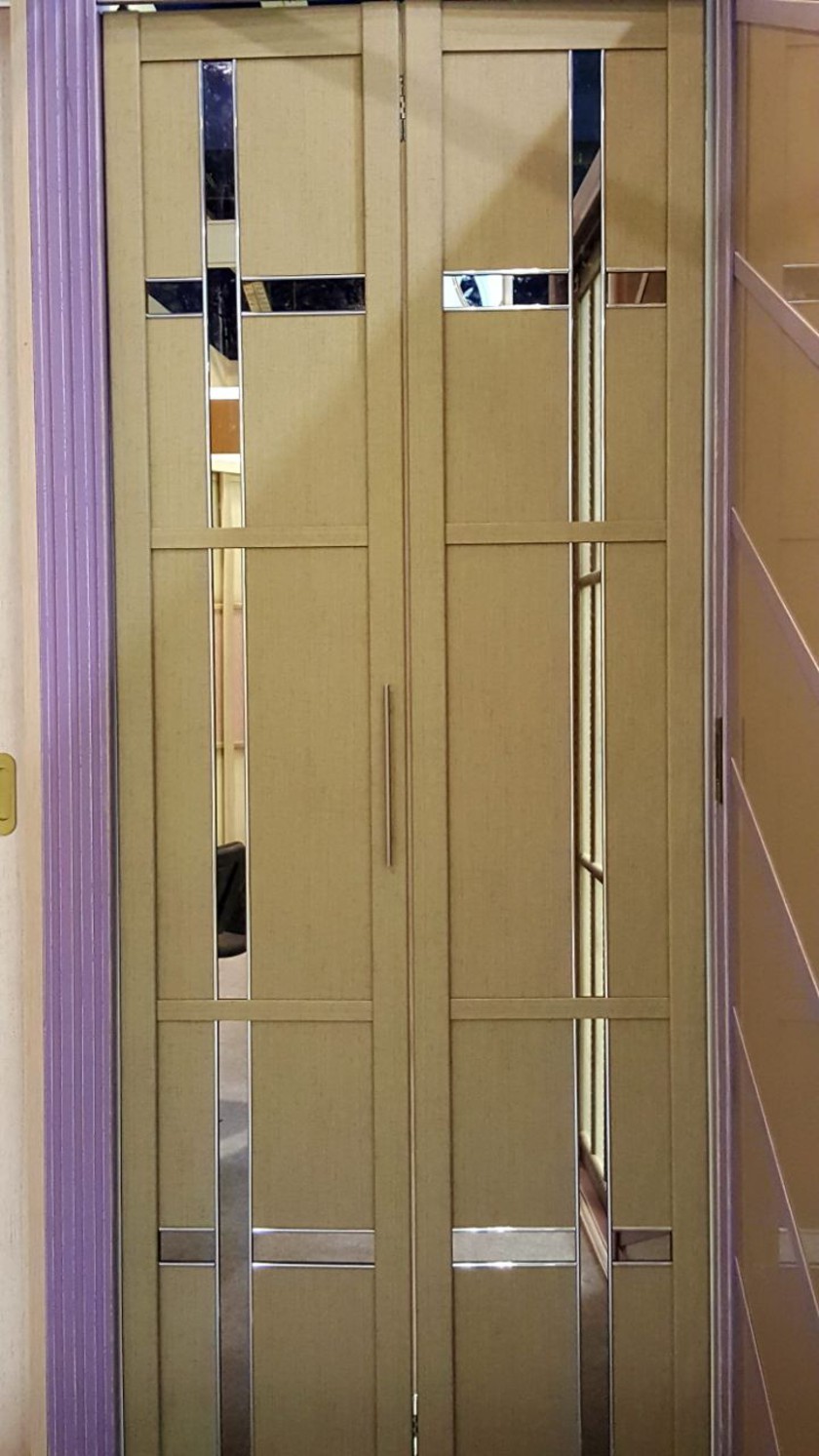 Двери гармошка шпонированные с зеркальным декором Энгельс
