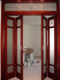 Дверь гармошка с декоративными стеклянными вставками Энгельс